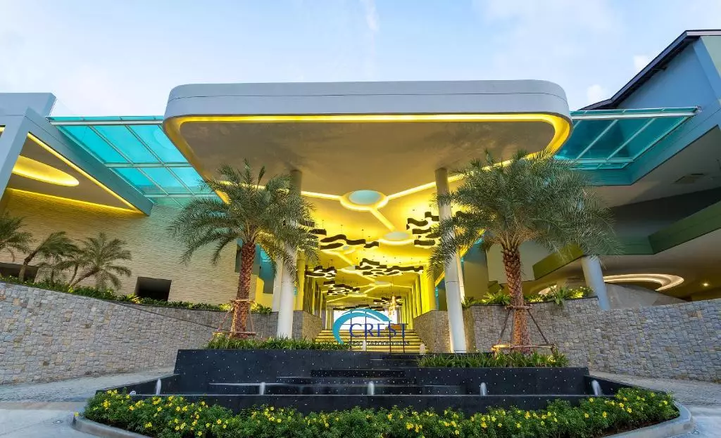 Crest Resort and Pool Villas